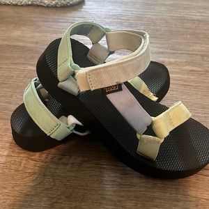 Women’s size 6 teva sandals